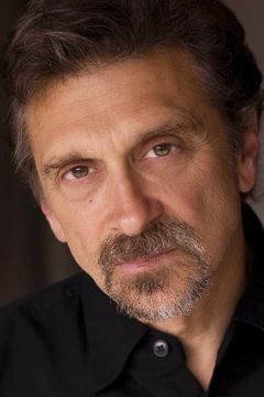 Dennis Boutsikaris interpreta Ward