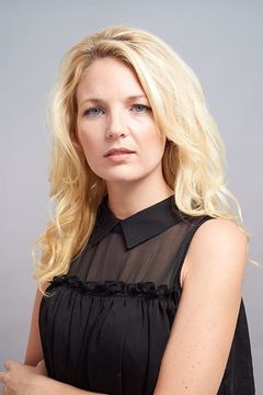 Brooke Burfitt interpreta Caroline