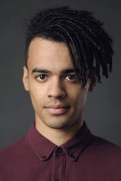 Joshua Sinclair-Evans interpreta Josh Spinelli