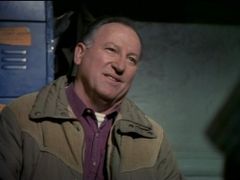 Herb Mitchell interpreta Sgt. Andrew J. Tozier