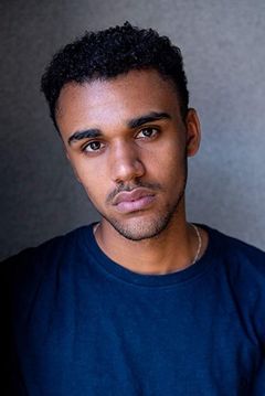 Langston Uibel interpreta Siddharta Schlonz