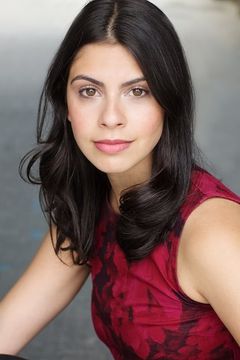 Izabella Yena interpreta Shirin Abbas