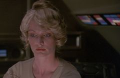 Taaffe O'Connell interpreta Mona