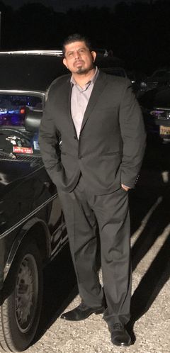 Jose J. Santana interpreta Bodyguard (uncredited)