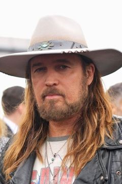 Billy Ray Cyrus interpreta Robby Stewart