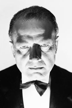 Leyland Hodgson interpreta Second Reporter (uncredited)