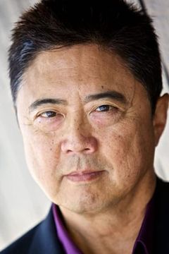 Michael Hagiwara interpreta Coroner