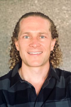 Abraham Taylor interpreta Marc Dixon