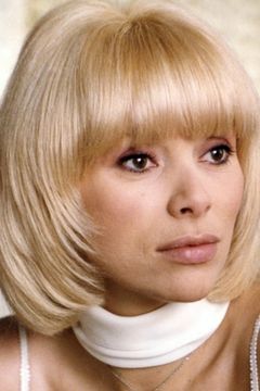 Mireille Darc interpreta Prostitute in the street (uncredited)