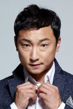 Yang Hyun-min interpreta Sergeant Kang