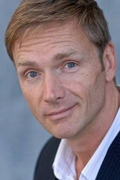 Ted Cole interpreta Older Man in Theater
