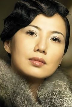 Suki Kwan interpreta Chiu's Wife