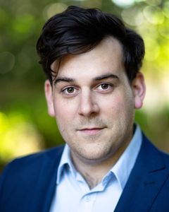 Adam Byron interpreta Tyler