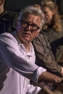 Michael Seresin interpreta Custodian