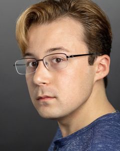 Matthew J. Evans interpreta Garrett Tiara