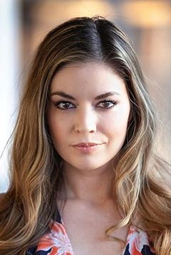 Carlee Baker interpreta Miss Genevieve Raton