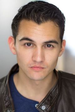 Matt Sanders interpreta Vaughn