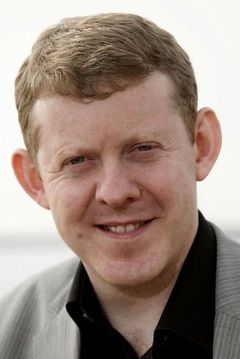 Colin McCredie interpreta Cameron