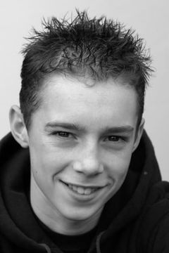 Lewis Chase interpreta Charley Bates
