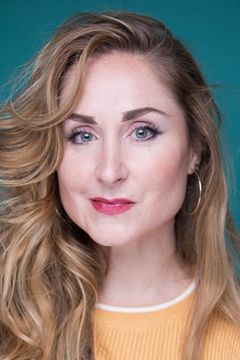 Rebekah Wiggins interpreta Mona