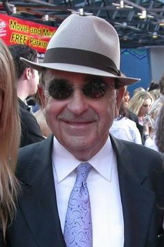 Carl Mazzocone Sr. interpreta Older Wiseguy