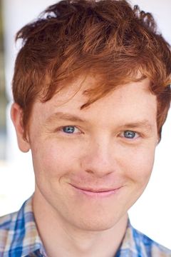 Adam Farabee interpreta College Kid