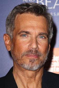Robby Benson interpreta Drake (voice)