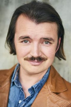 Galen Howard interpreta Bob