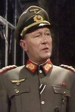 Hilary Minster interpreta Pilot - Falke's Crew (uncredited)