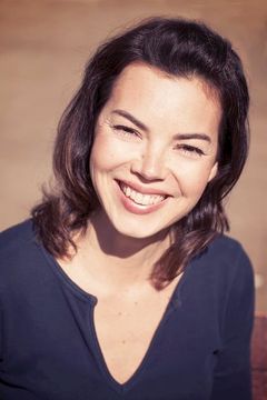 Liliana Cabal interpreta News Anchor Deanna Russo