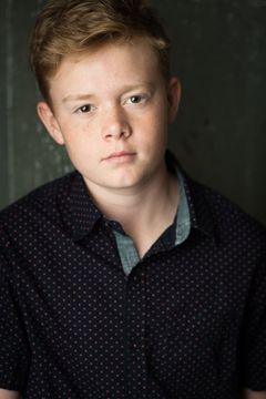 Jakob Davies interpreta Lucas Weller