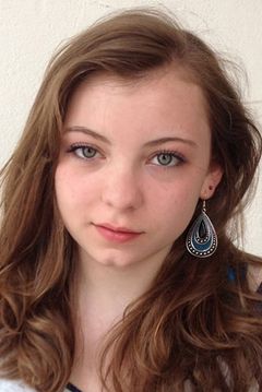 Amber Bongard interpreta Fanny