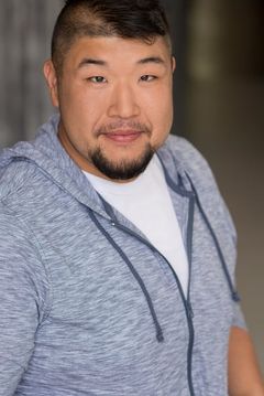 Earl T. Kim interpreta Korean Train Passenger