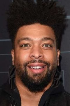 DeRay Davis interpreta John Strother