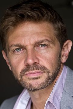 Aliocha Itovich interpreta Antoine Bach
