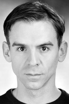 Iain McKee interpreta Poppy's Antidote Doctor