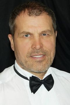 Sergey Legostaev interpreta Gena