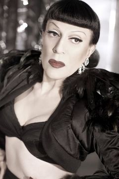 Joey Arias interpreta Justine
