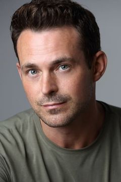 Jules Knight interpreta Ethan