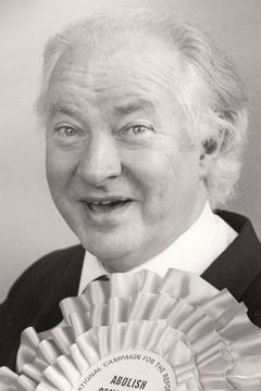 David Webb interpreta RAF Officer (uncredited)