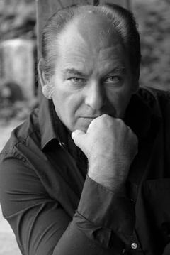 Jean-Claude Bohbote interpreta Police Station Cop