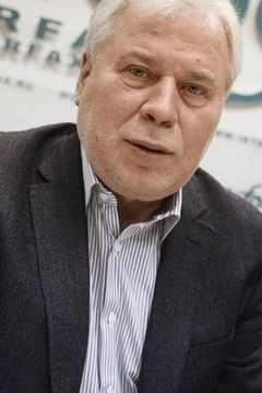 Anatoly Kucherena interpreta Russian Diplomat
