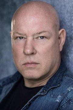 Ian Peck interpreta Arch Deacon