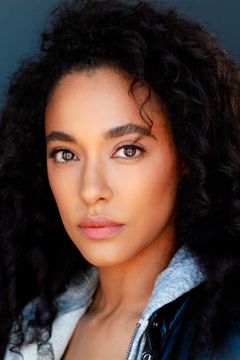 Adrienne Thomas interpreta Lisa Brooks