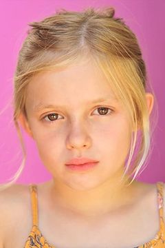Avery Essex interpreta Ella