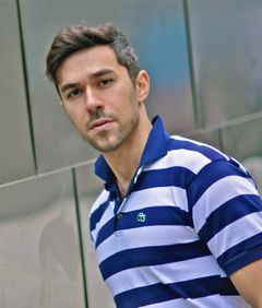 Alex Best interpreta James Collinson