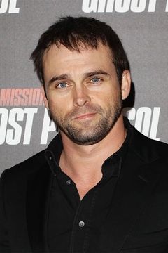 Les Hill interpreta Dean Gallagher