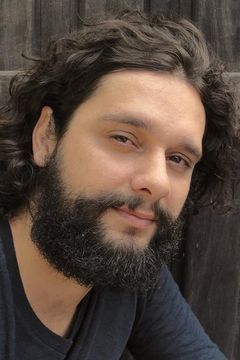 Pierre Santos interpreta Santos