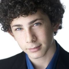 Jonah Meyerson interpreta Sam