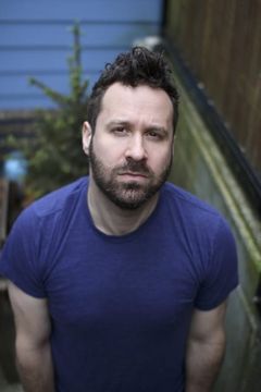 Andrew McNee interpreta Mr. Clay